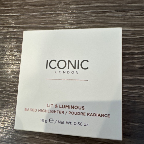 ICONIC LONDON Lit and Luminous Baked Highlighting Powder - Picture 4 of 4